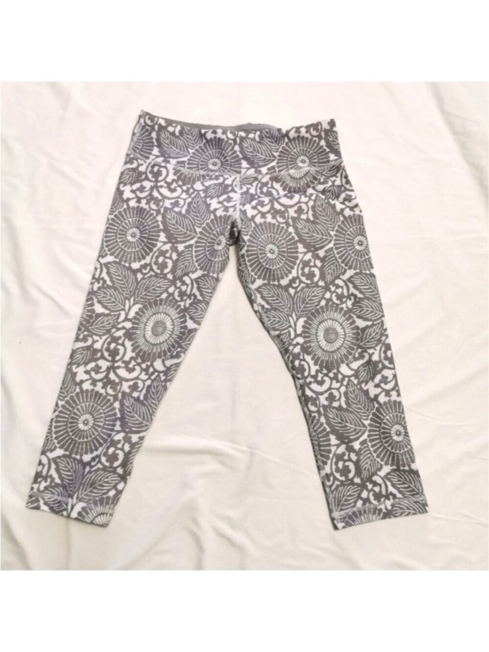 Size 10 Lululemon Leggings Grey White Floral Wunder Under Crop